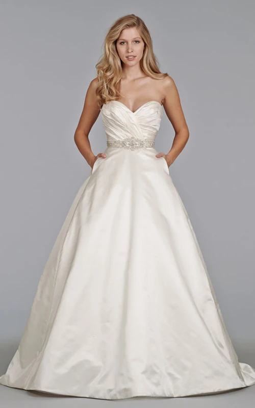 Fantástico vestido de gala de satén con escote corazón, corpiño fruncido y bolsillos.