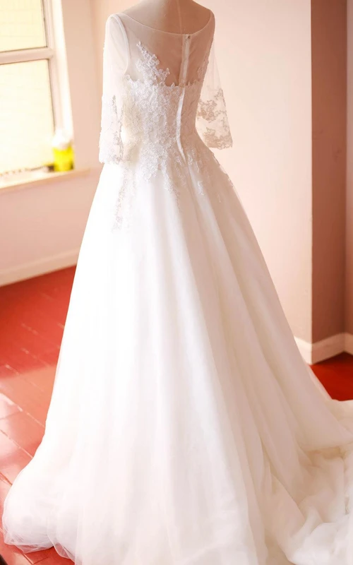 Vestido de organza de corte A con mangas de 3-4, apliques de encaje y escote barco.
