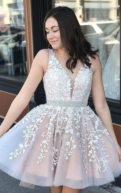 Kurzes, ärmelloses, schlichtes und romantisches A-Linien-Kleid aus Tüll mit Perlenstickerei