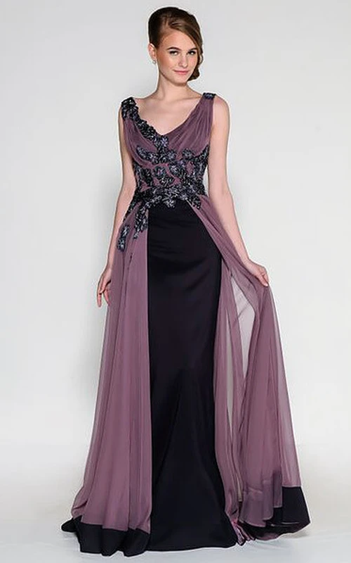 Ärmelloses, bodenlanges Ballkleid aus Satin und Tüll mit V-Ausschnitt, Raffungen und Perlenstickerei