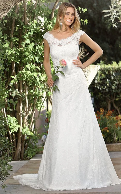 Robe de mariée fourreau en dentelle à col en V et manches courtes, drapée sur le côté