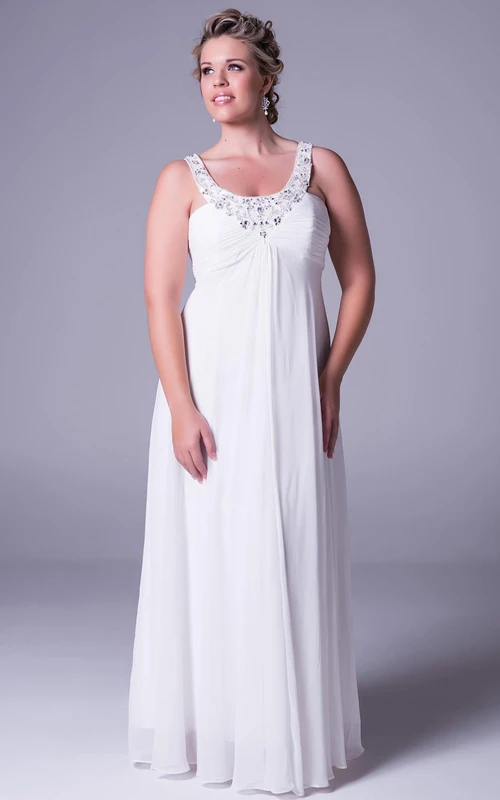 Robe de mariée grande taille en mousseline froncée, sans manches, à bretelles, ornée de perles et d'une fermeture éclair.