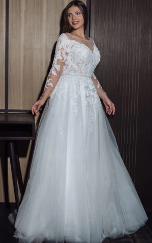 Robe de mariée grande taille, coupe trapèze, manches longues, effet illusion, ornée d'appliqués de dentelle et d'un décolleté rond.