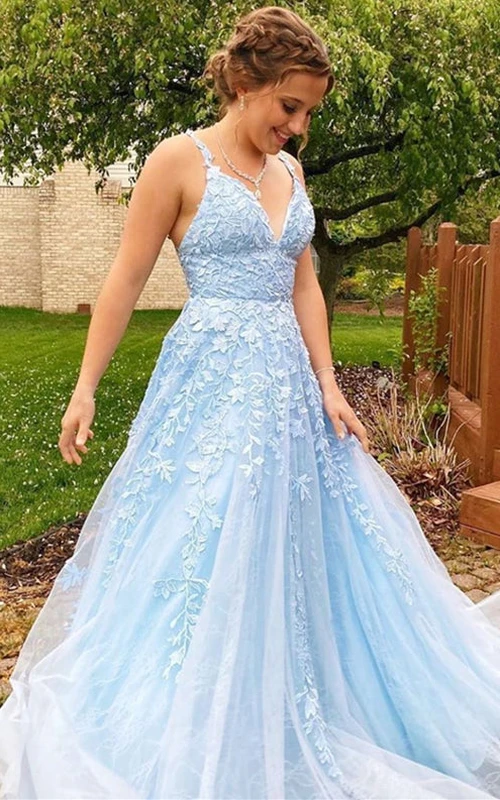 Vestido formal moderno de corte A, escote en V, espalda descubierta y largo hasta el suelo con encaje y apliques.
