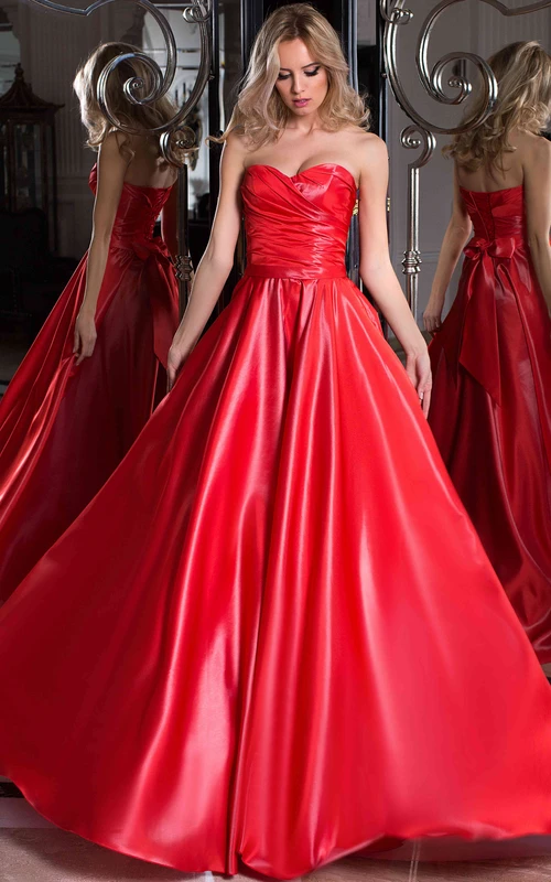 Robe de bal longue en satin, coupe trapèze, décolleté croisé en forme de cœur, sans manches, avec laçage au dos et nœud.