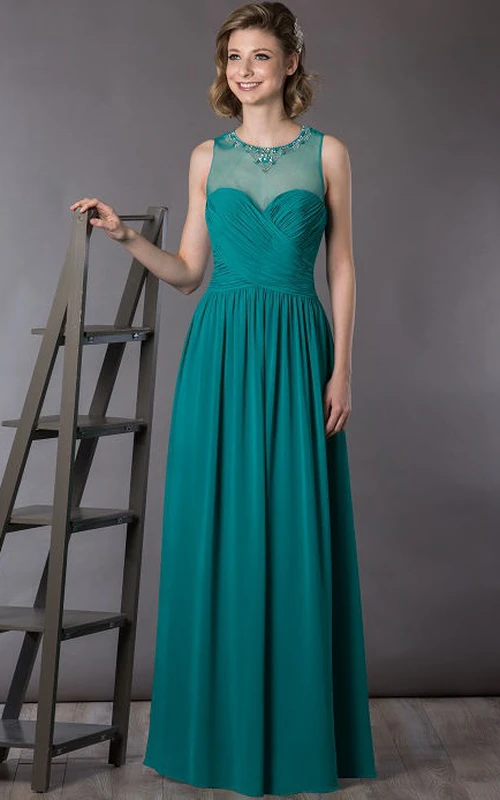 Vestido largo de gasa sin mangas con escote de cristal y corte en A para la madre de la novia con top cruzado.