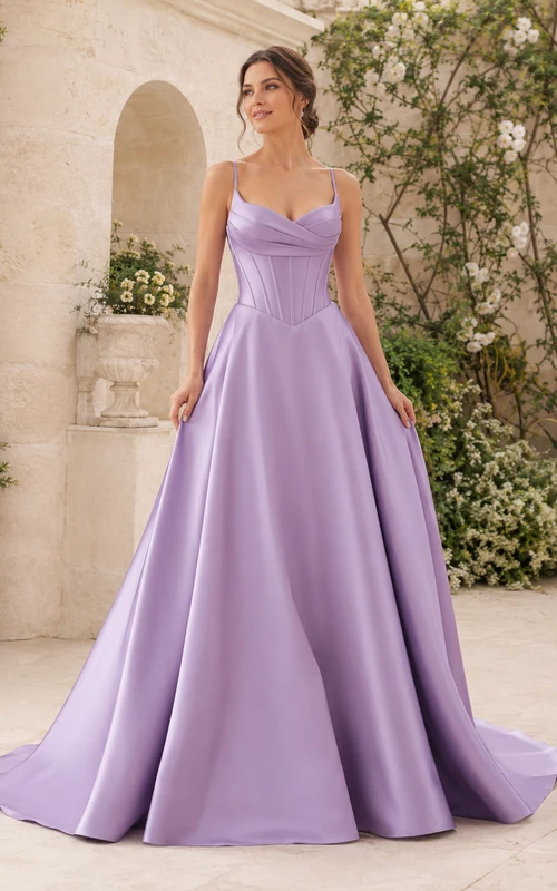 Robe de mariée en satin lavande, col bénitier, bretelles spaghetti et lacets, coupe trapèze