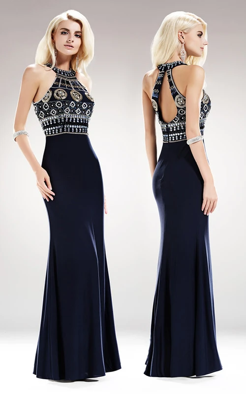 Vestido de punto sin mangas, largo hasta el suelo, con cuello alto y abertura en forma de ojo de cerradura, adornado con cuentas.