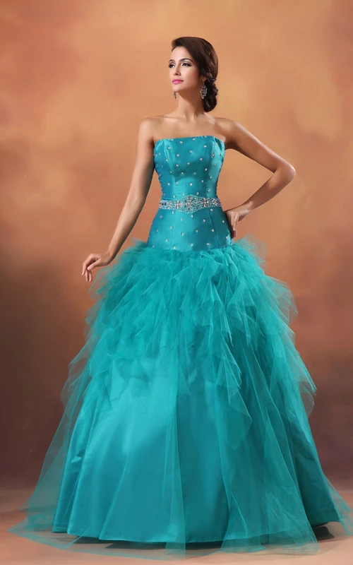 Vestido de gala palabra de honor corte A con volantes y pedrería.