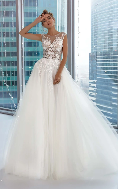 Robe de bal blanche en tulle à col rond et dos illusion, ornée d'appliqués et d'un décolleté plongeant.