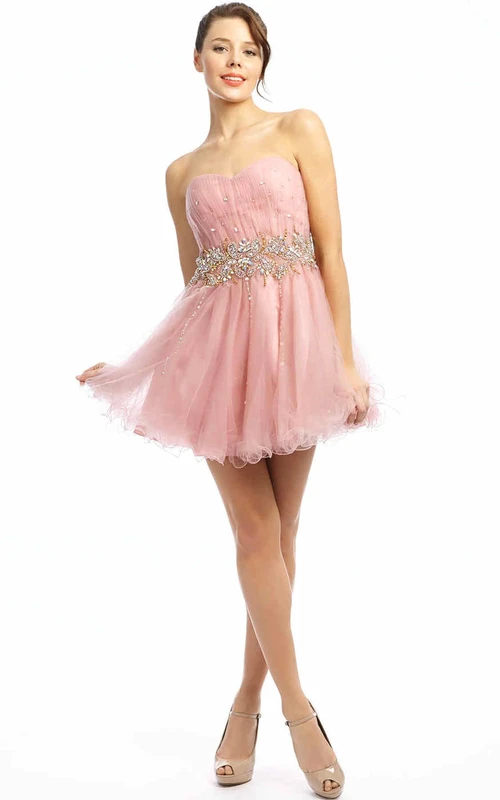 Vestido de fiesta corto de corte A, escote corazón, sin mangas, de tul con cuentas y volantes.