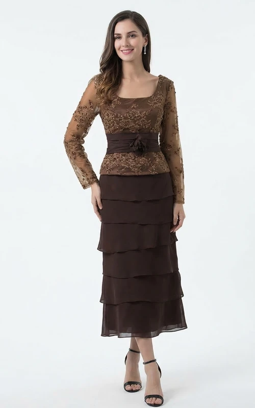 Robe à encolure carrée et à volants ornée d'appliqués de dentelle