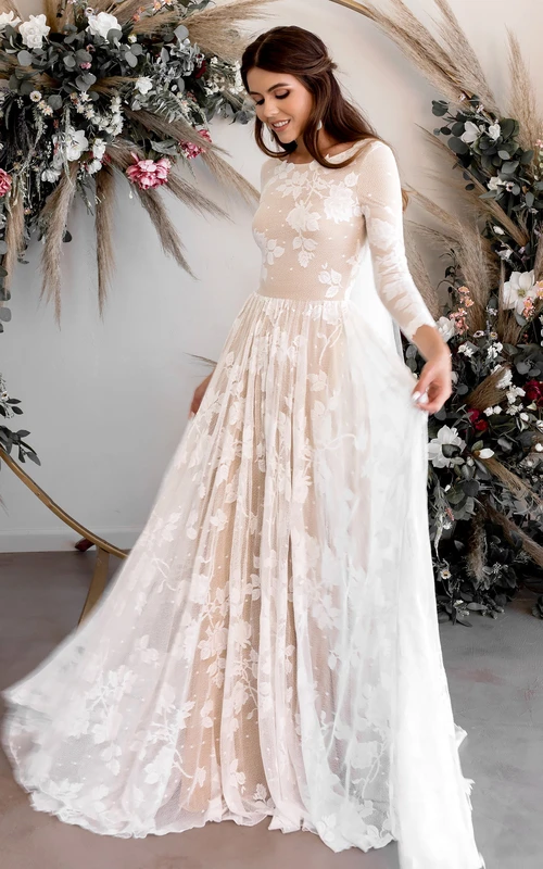 Robe de mariée bohème de plage à manches longues en dentelle, plissée empire, dos nu en V et manches longues en dentelle