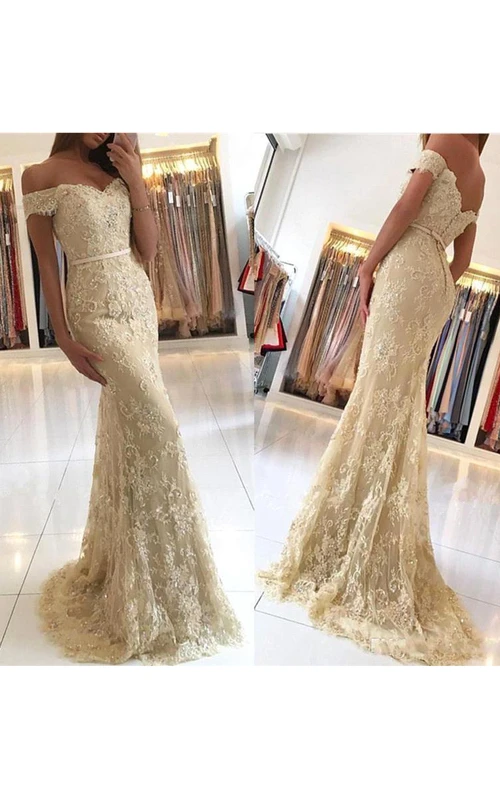 Vestido de sirena con encaje, tul, hombros descubiertos, manga corta, botones y cremallera.