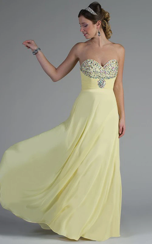 Vestido largo de dama de honor de gasa con corpiño de cristal y escote corazón, con vendaje.