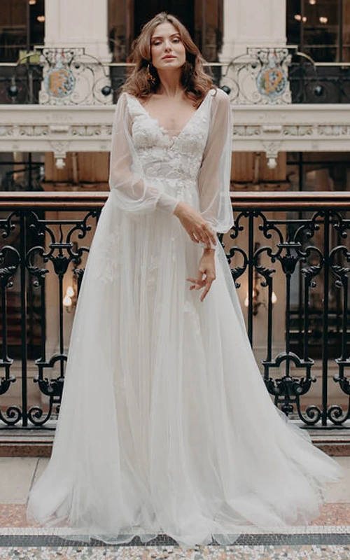 Vestido de novia bohemio de encaje, largo hasta el suelo, con cola, mangas largas, corte en A, espalda en V profunda y apliques.