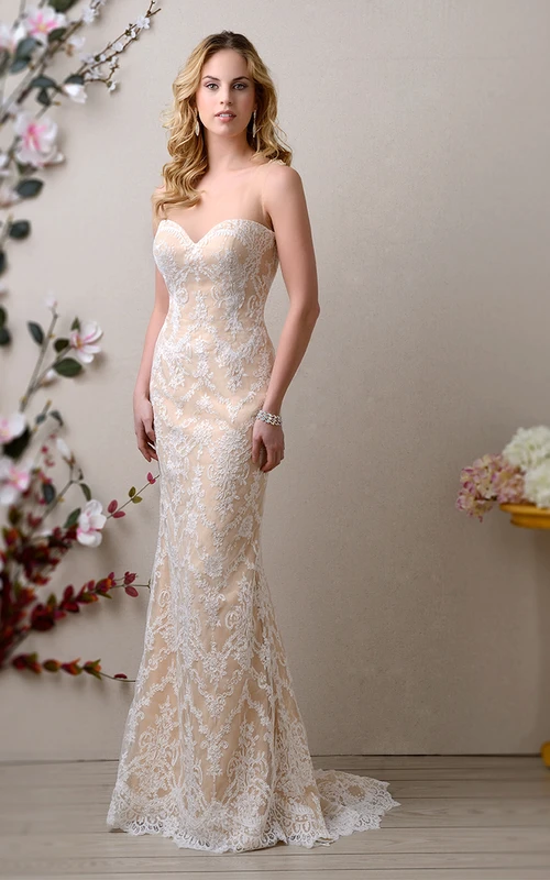 Robe de mariée élégante en dentelle, décolleté cœur et coupe évasée