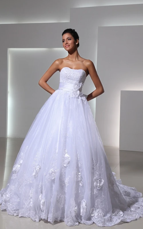 Robe de bal de mariée royale à décolleté en cœur, ornée d'appliqués de dentelle superposés et de tulle anglais