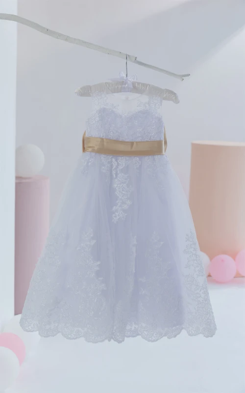 Robe de demoiselle d'honneur en tulle lavande à encolure ronde et application, avec nœud.