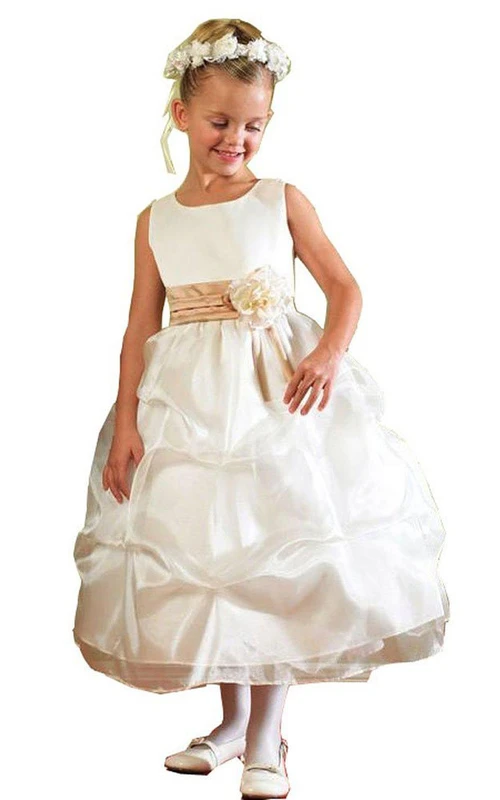 Robe trapèze sans manches ornée de fleurs et de volants