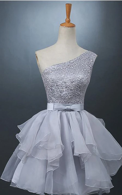 Wunderschönes, einseitig schulterfreies, kurzes Chiffon-Abendkleid mit Schnürung und Schleife