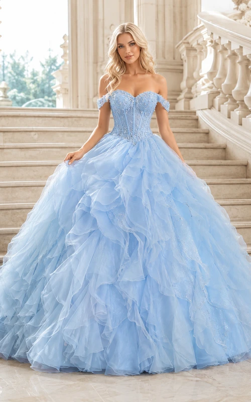 Vestido de princesa de organza azul cielo romántico con hombros descubiertos y volantes en cascada para quinceañera