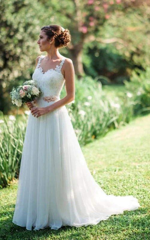 Vestido de novia sencillo de gasa plisada de corte imperio informal con top de encaje.