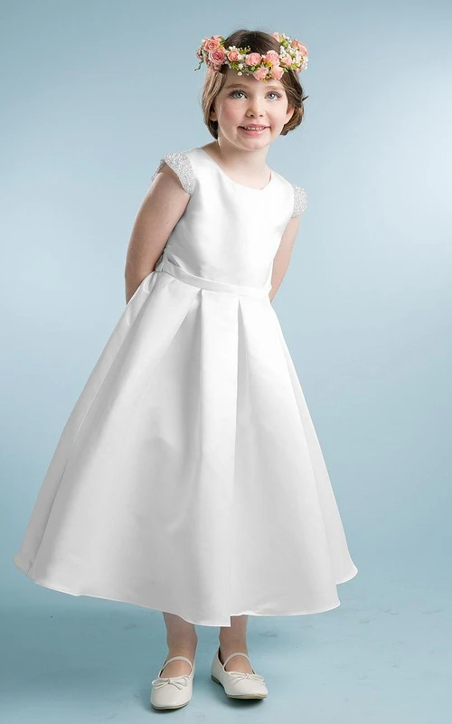 Teelanges, plissiertes Satin-Blumenmädchenkleid mit kurzen Ärmeln