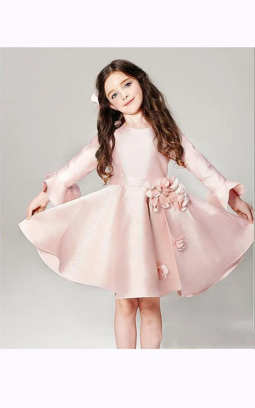 Blumenmädchenkleid aus Satin mit Rundhalsausschnitt, Glockenärmeln und A-Linien-Design, kurzes Kleid