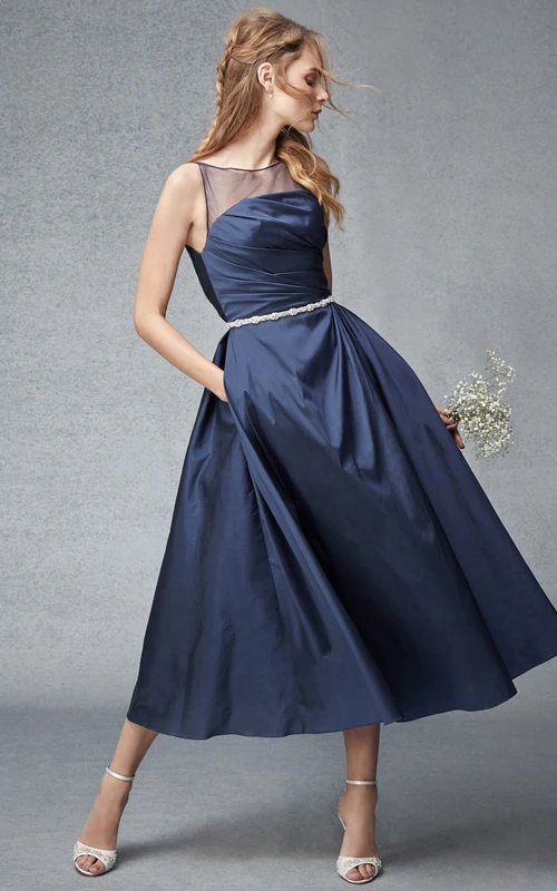 Teelanges, ärmelloses Brautjungfernkleid aus Satin mit Raffungen und Rundhalsausschnitt