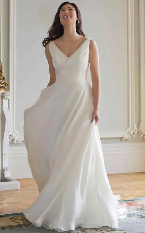 Etuikleid aus Chiffon, langärmelig, V-Ausschnitt und gerafft