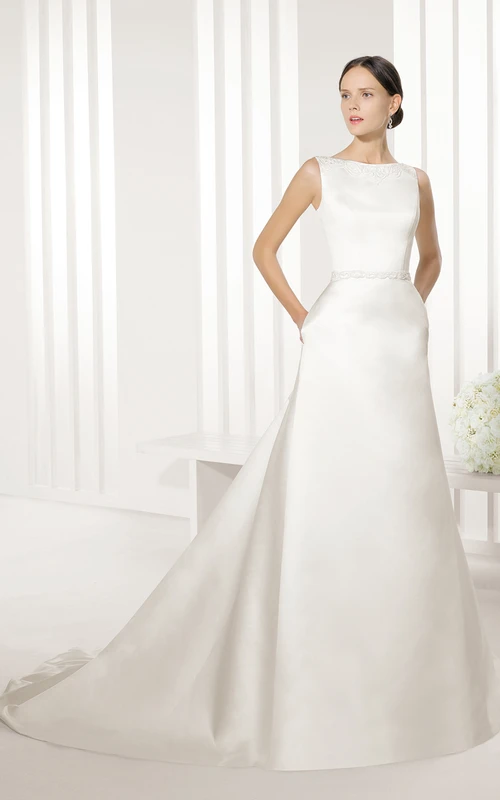 Vestido largo de satén elegante con espalda en V y apliques de encaje.