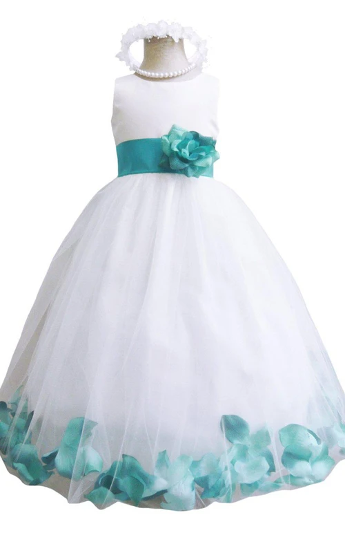 Robe trapèze sans manches ornée de fleurs et de pétales