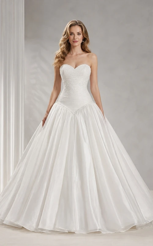 Vestido de novia sencillo de tul, sin tirantes y con talle bajo.