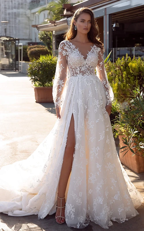 Vestido de novia moderno de corte princesa con escote en V, escote en A, cola capilla y encaje, con abertura frontal.