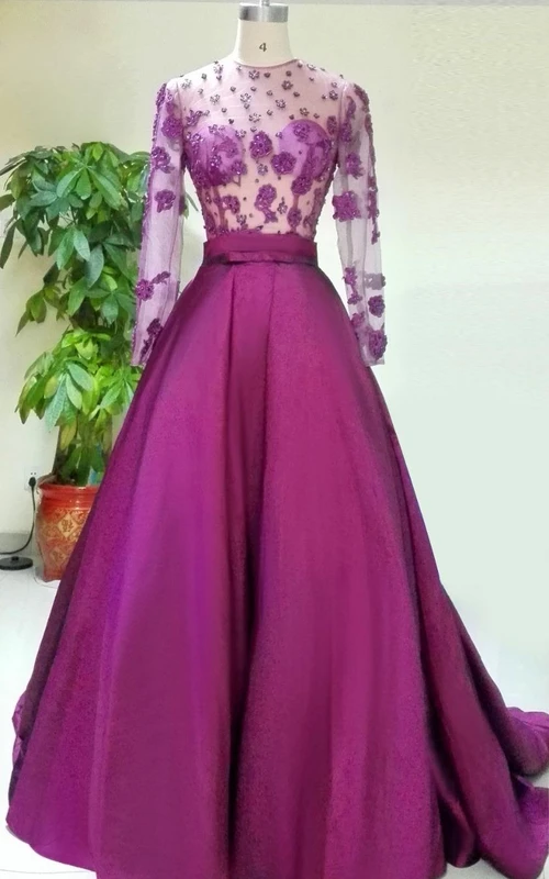 Wunderschönes langärmeliges Abendkleid mit Applikationen und Perlenstickerei