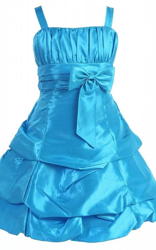 Robe trapèze sans manches en taffetas, ornée de plis et d'un nœud.