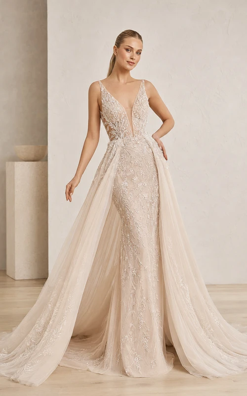 Robe de mariée fourreau en dentelle florale à décolleté plongeant et cape, style cape et jupe de chapelle luxueuse, style spaghetti et dentelle florale