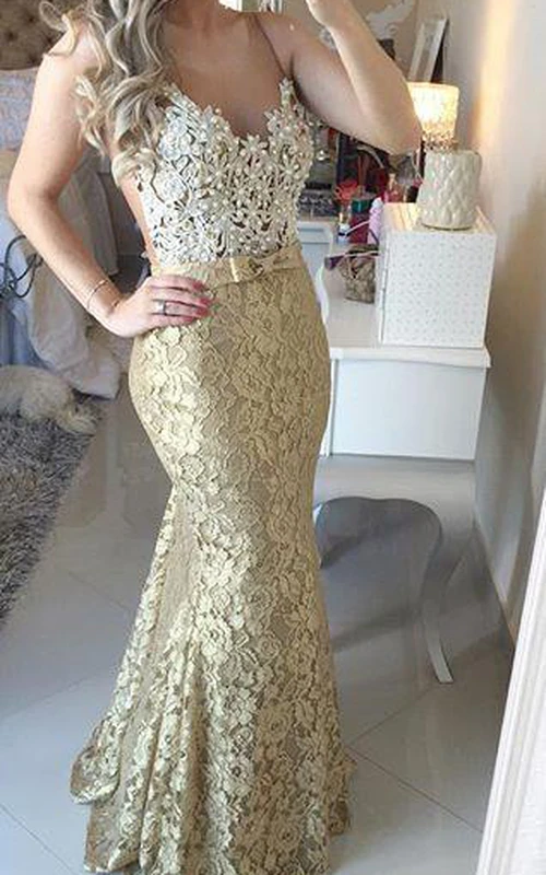 Robe de bal sirène moderne à bretelles, traîne et nœud papillon, ornée d'appliqués de dentelle.