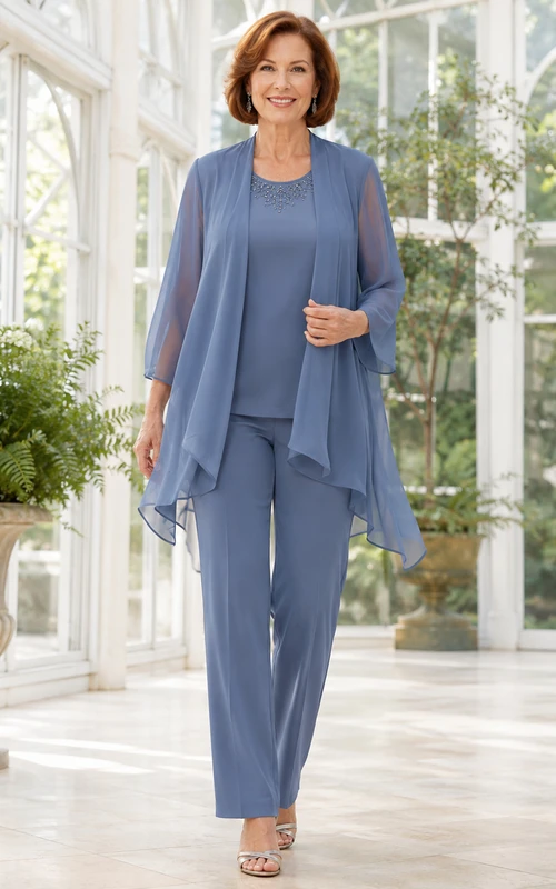 Stahlblauer, moderner Hosenanzug mit Rundhalsausschnitt, abnehmbarer asymmetrischer Chiffonjacke und geradem Bein – perfekt für die Mutter der Braut.