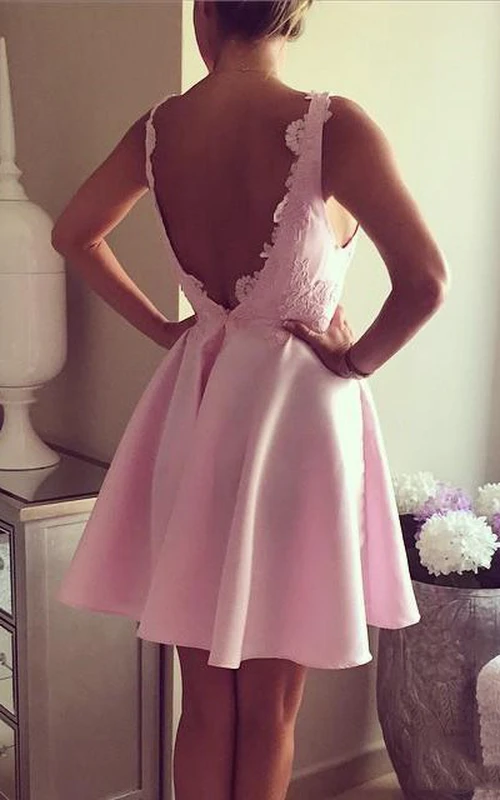 Vestido corto de corte A hasta la rodilla con escote en V y apliques sin mangas