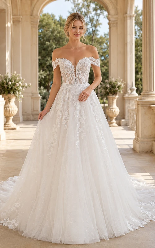 Robe de mariée romantique en dentelle et tulle, épaules dénudées, coupe trapèze courte, ornée d'appliques florales classiques et d'un corsage à fermeture éclair au dos.