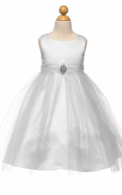 Robe de demoiselle d'honneur mi-longue en tulle et satin perlé avec broche