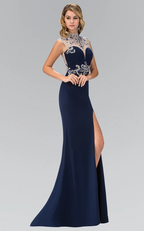 Ärmelloses, rückenfreies Jerseykleid mit Neckholder, Perlenstickerei und Schlitz vorne