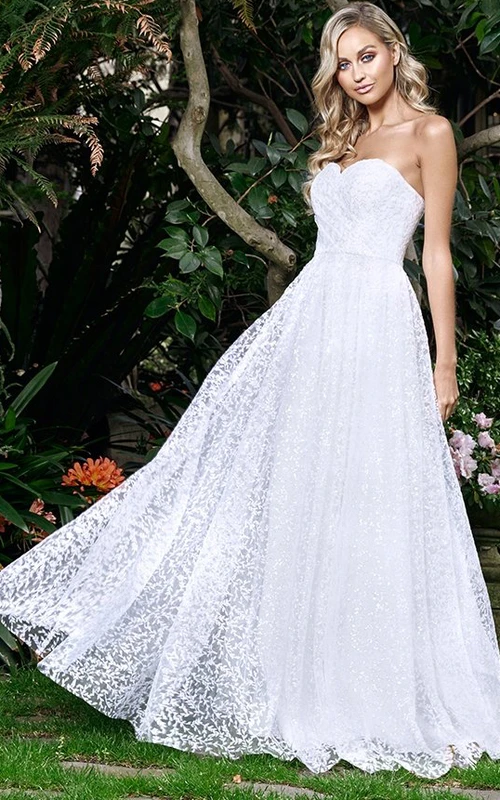 Schlichtes, bodenlanges, ärmelloses Brautkleid in A-Linie mit Herzausschnitt und Raffungen aus Spitze