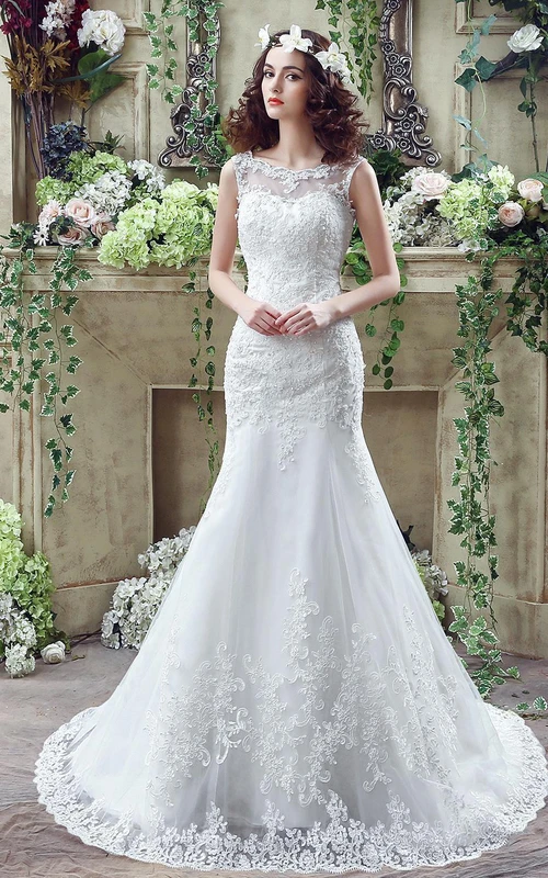 Robe de mariée sirène intemporelle en dentelle, fermeture éclair et boutons au dos, traîne.