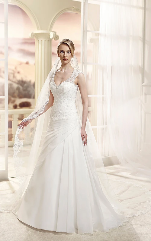 Vestido de novia de satén largo hasta el suelo, sin mangas, con apliques, escote en V y corte en A, con drapeado lateral.