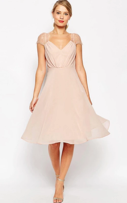Robe de demoiselle d'honneur en mousseline rose poudré, coupe trapèze, longueur genou, manches courtes froncées, col en V