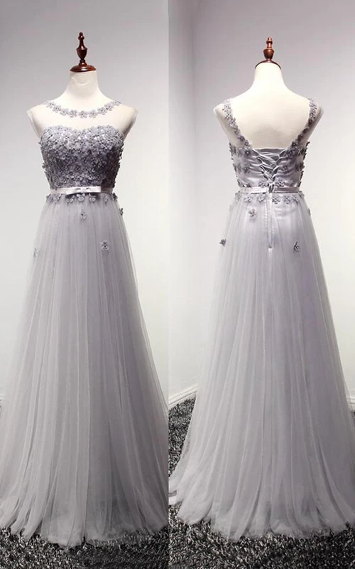 Vestido largo de tul con apliques y espalda con cordones