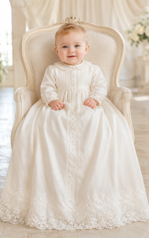 Elfenbeinfarbenes Taufkleid mit langen Ärmeln und Spitzenbesatz für Jungen